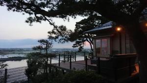 ein Haus mit Flussblick in der Unterkunft Hitachinaka Villa DAN - ひたちなか 暖 - in Hitachinaka