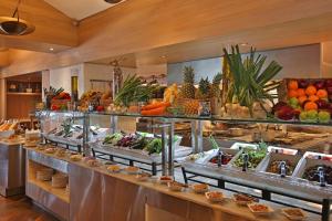 un buffet avec de nombreux fruits et légumes dans l'établissement Hotel Real Intercontinental Guatemala, an IHG Hotel, à Guatemala