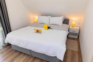 una camera da letto con un letto con due bicchieri e fiori di Holiday Spa House Kostanjevec a Velika Gorica