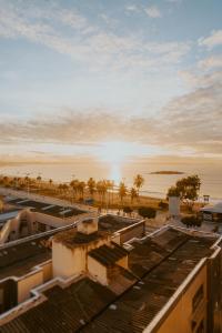 - une vue sur la plage depuis le toit d'un bâtiment dans l'établissement Vitoria Praia Hotel, à Vitória