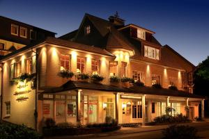 una grande casa con luci laterali di Landhaus Silberberg a Winterberg