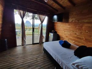 En eller flere senger på et rom på Breeze Glamping -Guatape