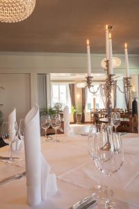 une salle à manger avec une table et des verres à vin dans l'établissement Hotel Rätia, à Ilanz