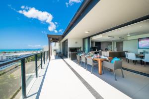 balcone con sala da pranzo e vista sull'oceano di 180 Degrees a Cannonvale