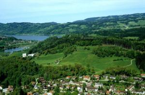 un village sur une colline avec un lac et une ville dans l'établissement Kaufhold Ferienwohnung, à Immenstadt