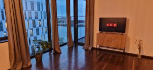 Televizorius ir (arba) pramogų centras apgyvendinimo įstaigoje Homey Apartments Harbor Suite - Parking Two Bathrooms Netflix Sea view