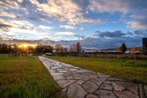 een stenen pad in een veld bij zonsondergang bij Vila Jestřábí s výhledem na Lipno, klidná lokalita in Černá v Pošumaví