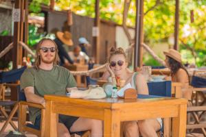 um homem e uma mulher sentados numa mesa num restaurante em Hotel Islabela Islas Del Rosario em Isla Grande