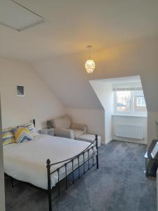 una camera con un grande letto e un divano di Spacious Ensuite King Room Private Neighbourhood Free Parking Space a Oldham