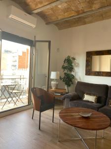 salon z kanapą i stołem w obiekcie Espectacular Tarragona Corsini Apartment-2, en el centro, con parking w mieście Tarragona