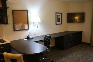 TV at/o entertainment center sa Candlewood Suites Bloomington, an IHG Hotel