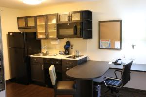 Kitchen o kitchenette sa Candlewood Suites Bloomington, an IHG Hotel