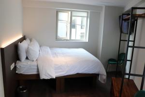 H HOSTEL Itaewon में एक कमरे में एक या कई बेड