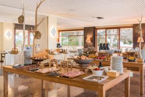 ein Buffet mit Speisen auf einem Tisch in einem Restaurant in der Unterkunft Almadraba Park Hotel in Roses