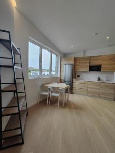 Una cocina o kitchenette en Apartamentos Pillotegi parking gratuito