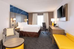 Tempat tidur dalam kamar di Comfort Inn & Suites Buffalo Airport