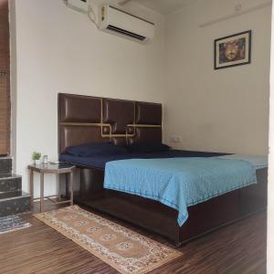 מיטה או מיטות בחדר ב-Ira Homestay Mathura - Divine Spiritual Stay