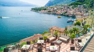 vista su una città e su una cassa d'acqua di Hotel Splendid Palace a Limone sul Garda