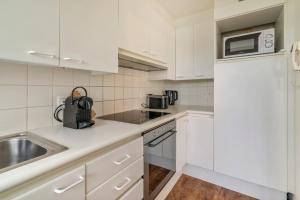 A kitchen or kitchenette at Duinenhuisje