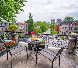 Un balcón o terraza en Hotel de Paris Montreal