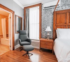 Una cama o camas en una habitación de Hotel de Paris Montreal