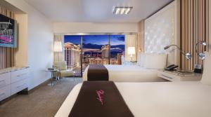 een hotelkamer met een groot bed en uitzicht bij Flamingo Las Vegas Hotel & Casino in Las Vegas