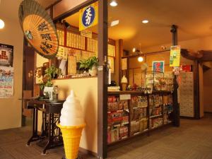 un negozio con un cono gelato in un negozio di Yourou Onsen Honkan a Onomichi