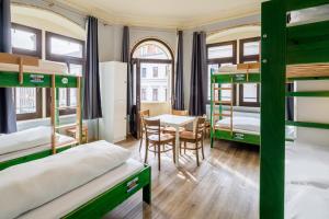 Un pat sau paturi într-o cameră la Hostel Mondpalast