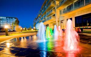 einer Gruppe von Wasserbrunnen vor einem Gebäude in der Unterkunft Aqua Polanki Bodnar Apartments in Kołobrzeg