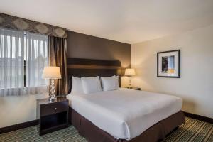 Giường trong phòng chung tại Best Western Alderwood