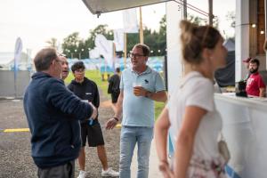 Un groupe de personnes autour d'un stand de nourriture dans l'établissement GPtents- Spielberg, à Spielberg