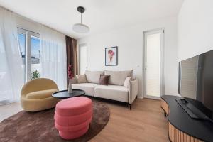 uma sala de estar com um sofá e uma mesa em Karl und Anton Boutique Apartments em Viena