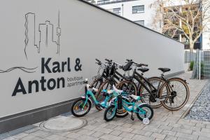 um grupo de bicicletas estacionadas ao lado de uma parede em Karl und Anton Boutique Apartments em Viena