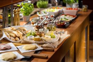 ein Buffet mit einem langen Tisch voller Essen in der Unterkunft Quality Hotel Brno Exhibition Centre in Brünn