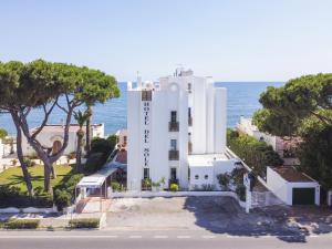 un edificio blanco con el océano en el fondo en Hotel Del Sole, en Santa Marinella