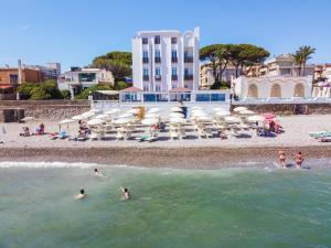 un grupo de personas en el agua en una playa en Hotel Del Sole, en Santa Marinella