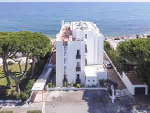 una vista aérea de un edificio blanco junto al océano en Hotel Del Sole, en Santa Marinella