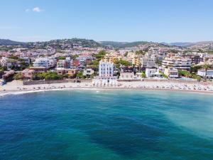 - Vistas aéreas a la playa y a la ciudad en Hotel Del Sole, en Santa Marinella