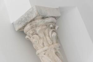 Una statua di una mano che tiene una croce di Amalfi Ammorè ad Amalfi