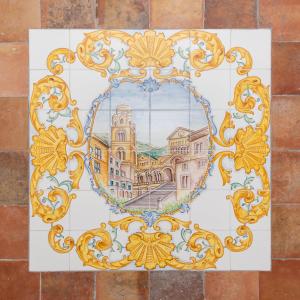 un pavimento piastrellato con disegno di un edificio di Amalfi Ammorè ad Amalfi