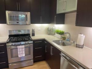 Кухня или кухненски бокс в Super-Cute 2/2 apartment in Santa Monica with free parking