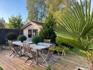 Vrt ispred objekta La Maison d'Arc Chambres et Tables d'Hôtes