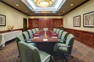 Holiday Inn Staunton Conference Center, an IHG Hotel的商務中心和／或會議室