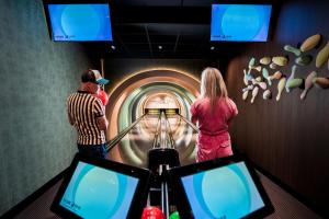 Um homem e uma mulher numa pista de bowling. em Van der Valk Hotel Gilze-Tilburg em Tilburgo