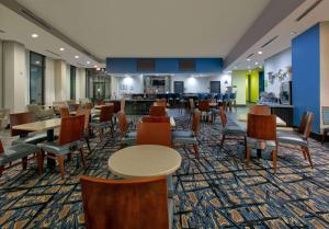 A restaurant or other place to eat at La Quinta Inn & Suites by Wyndham Lubbock Southwest