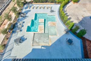 The swimming pool at or close to La Quinta Inn & Suites by Wyndham Lubbock Southwest