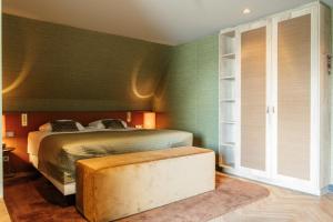 - une chambre avec un lit aux murs verts dans l'établissement Van der Valk Hotel Apeldoorn - de Cantharel, à Apeldoorn