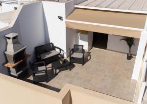 een woonkamer met stoelen en trappen bij Sweet House 3 in Arrecife