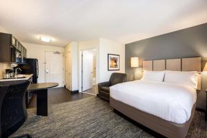 Rúm í herbergi á Sonesta Simply Suites Atlanta Gwinnett Place