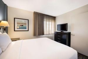 Rúm í herbergi á Sonesta Simply Suites Atlanta Gwinnett Place